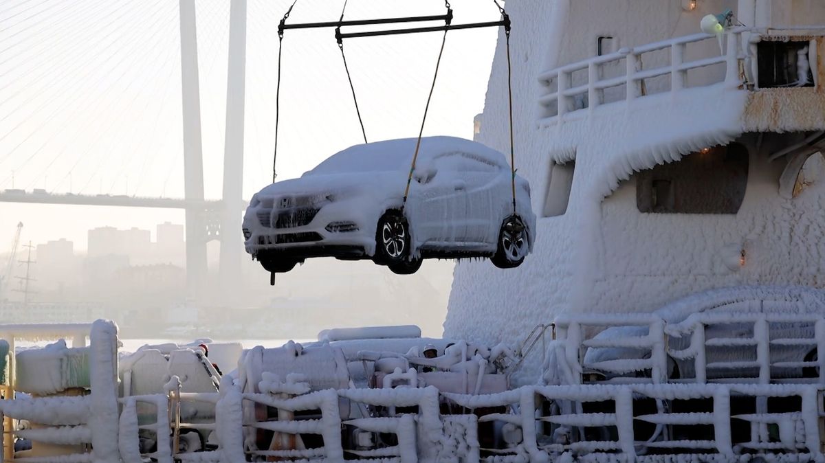 Nákladní loď dovezla do ruského Vladivostoku auta zcela pokrytá ledem